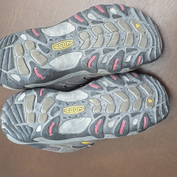 KEEN Women's 6.5 Charcoal & Fuchsia Trail Shoes - Picture 6 of 7